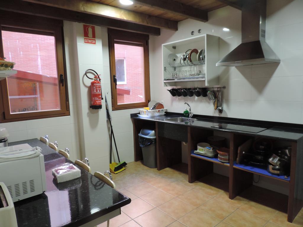 Albergue Santo Tomas De Canterbury Леон Экстерьер фото