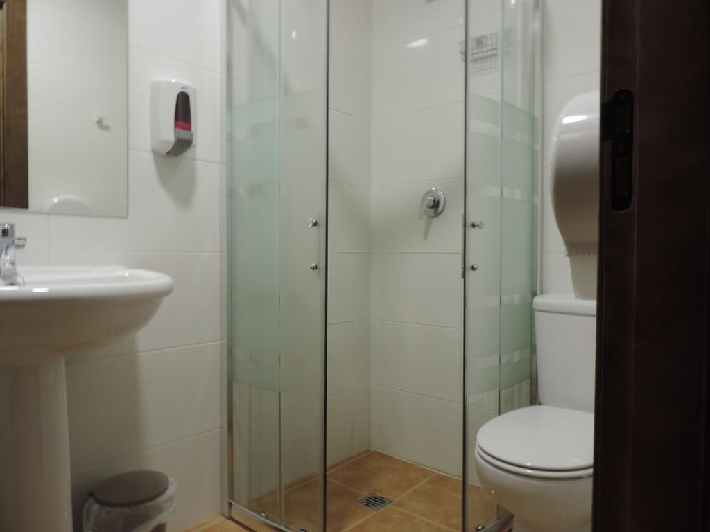 Albergue Santo Tomas De Canterbury Леон Экстерьер фото